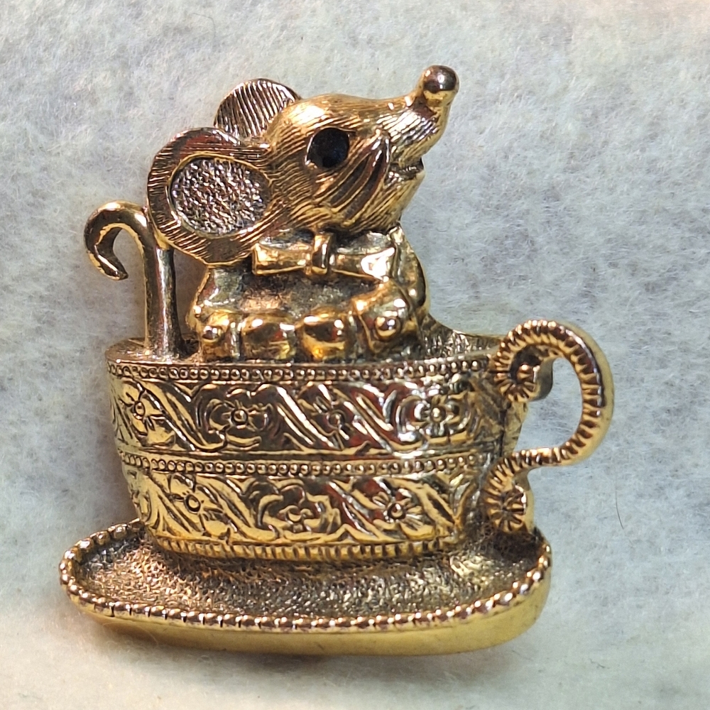 Vintage Mouse Teacup Goldtone Brooch Pin.